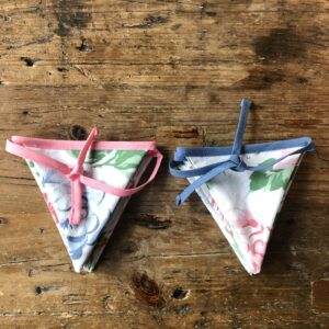 Vlaggenlijn mini roze/groen/blauw bloem met blauw band